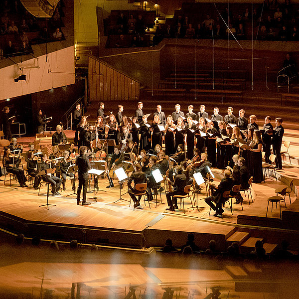 Chor und Orchester in der Philharmonie Berlin